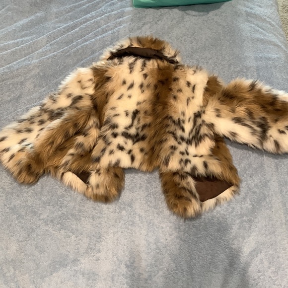 Size small jolt faux fur jacket. Short and 3/4 sleeves. - Picture 2 of 4